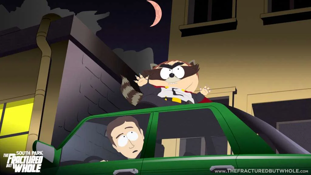 The Coon jedzie na dachu zielonego auta w nocy pod sierpem księżyca, kierowca patrzy w górę