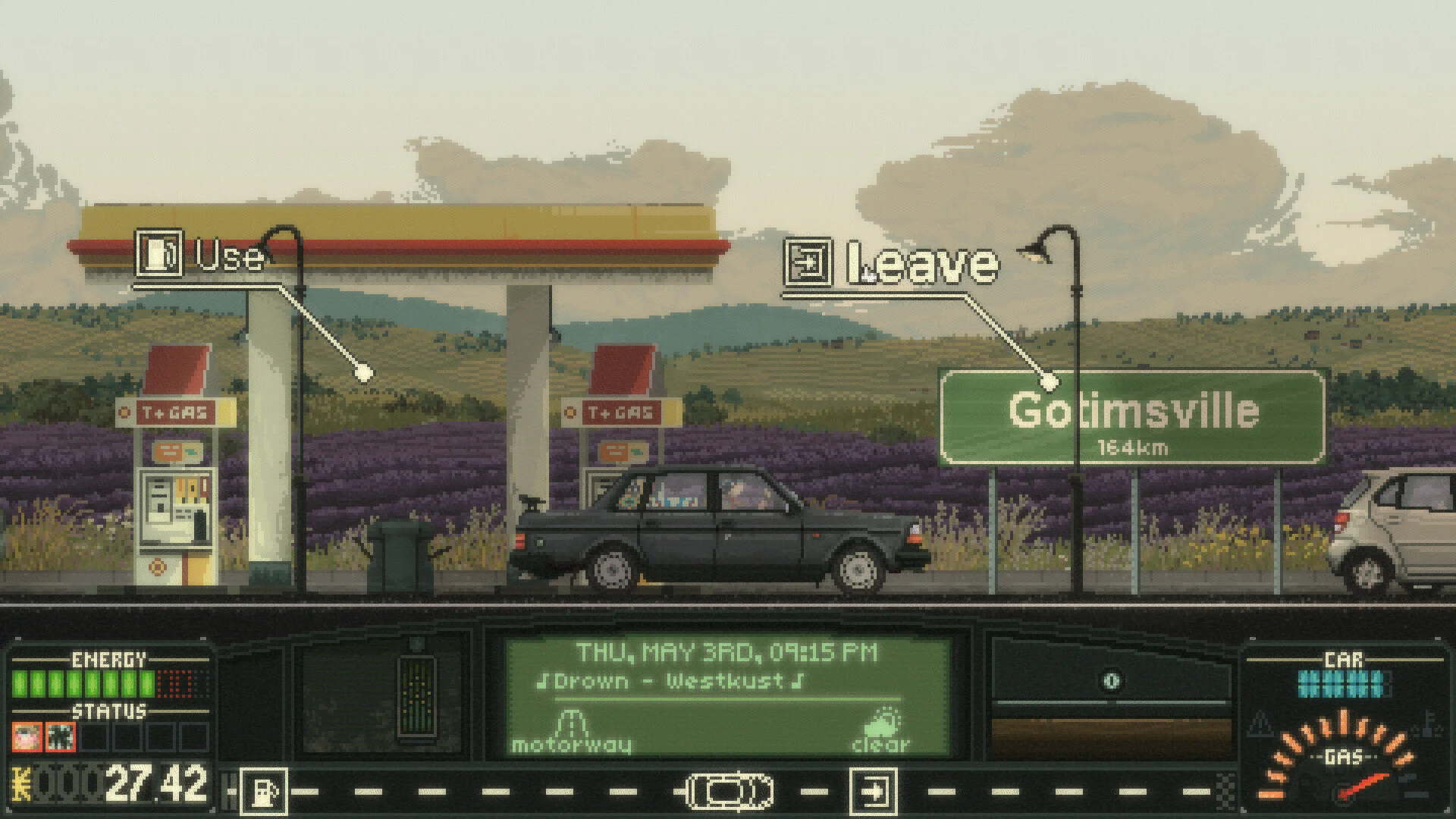 Ciemna limuzyna na stacji T+GAS, podpowiedzi Use i Leave, znak Gotimsville 164 km, Drown Westkust na desce, motorway clear