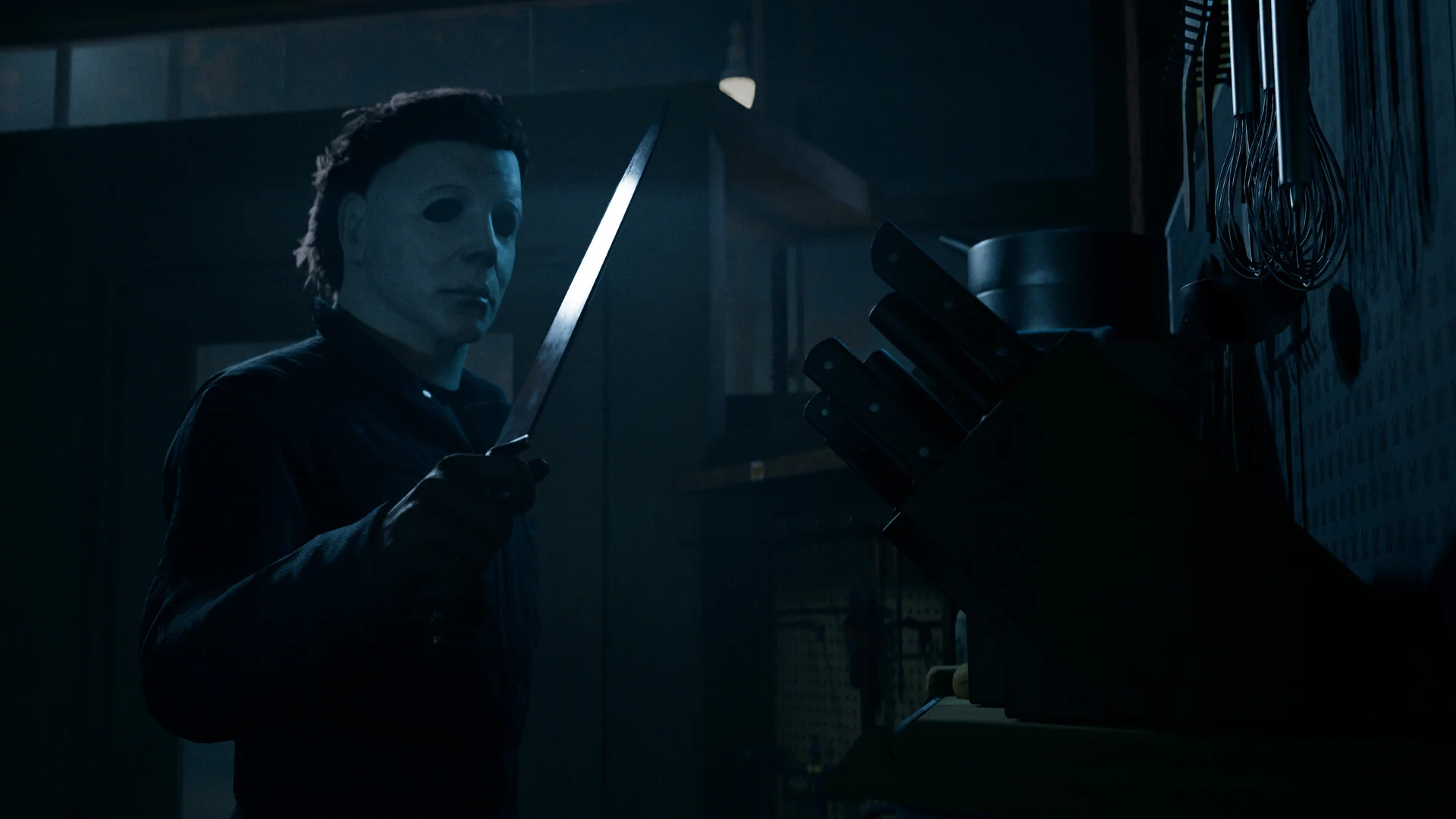 Halloween The Game residents arming household items