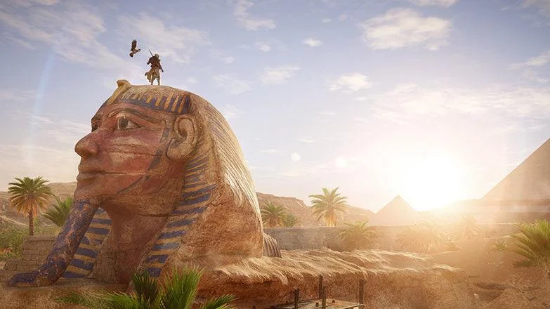 Bayek i ptak na głowie Wielkiego Sfinksa o świcie, malowana twarz, palmy z lewej, piramida w blasku z prawej