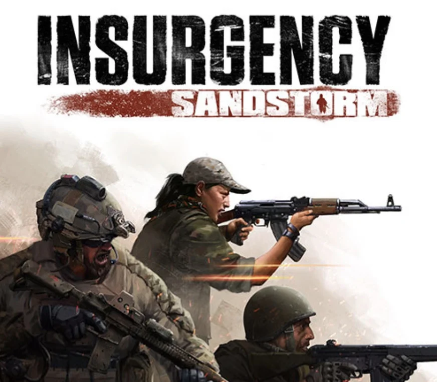 Zniszczony napis INSURGENCY nad rdzawym banerem SANDSTORM, trzech żołnierzy celuje z karabinów, jeden z kamerą na hełmie, jeden w czapce, jeden w stalowym hełmie