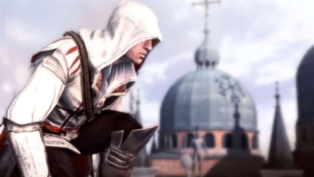 Ezio w białym kapturze i szacie z czerwonym wykończeniem kuca na dachu z listem, bladoniebieska renesansowa kopuła za nim