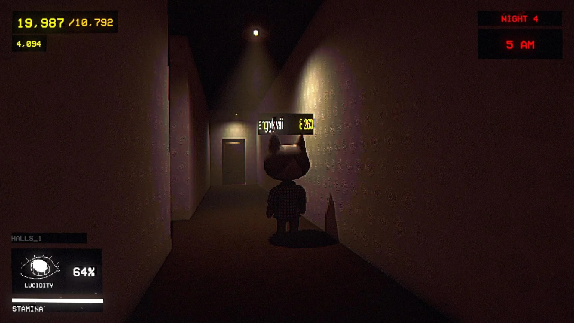 Kot idzie korytarzem HALLS_1 z tapetą ku oświetlonym drzwiom w Nocy 4 o 5 AM przy Lucidity 64 procent