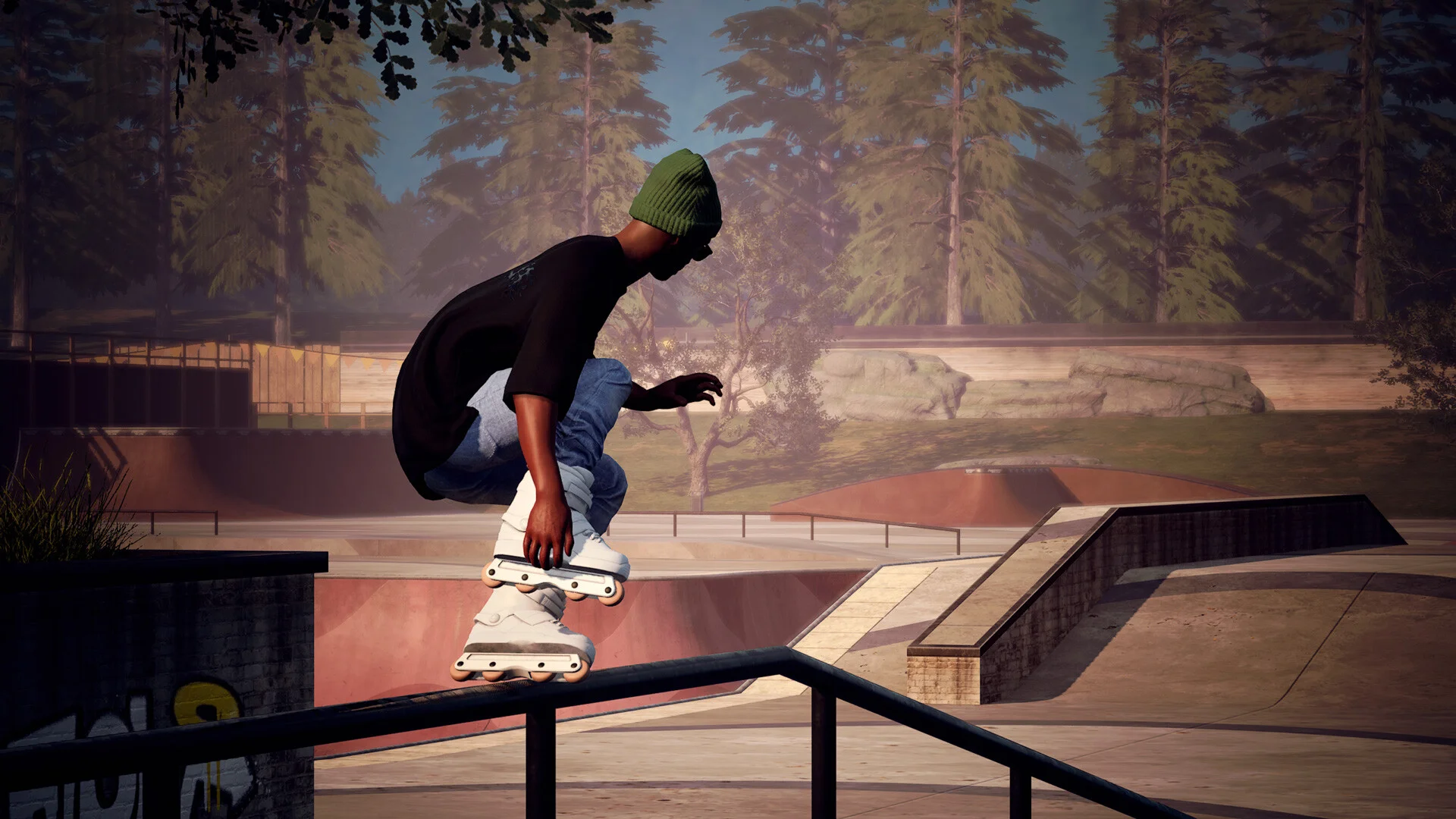 Rolkarz wykonujący grind na czarnej poręczy w leśnym skateparku