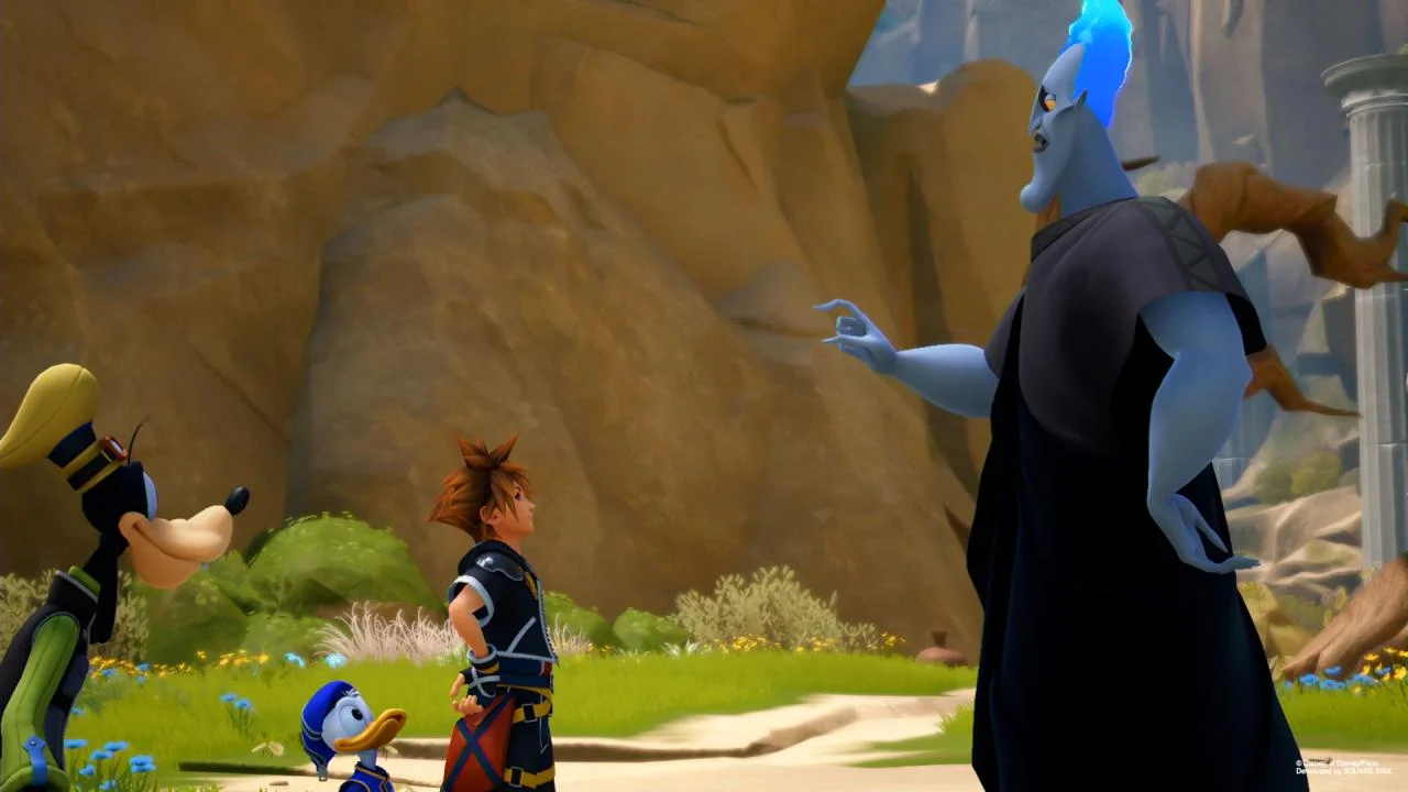 Sora, Donald i Goofy naprzeciw niebieskiego Hadesa z niebieskim płomieniem włosów na skalnej łące kwiatów