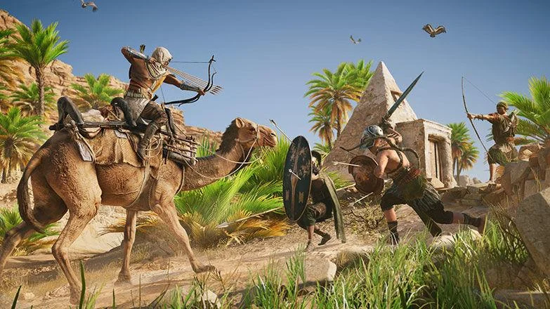 Bayek na wielbłądzie napina łuk, dwaj żołnierze z tarczami, łucznik z prawej, mała piramida i palmy