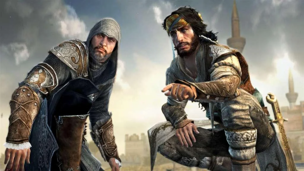Dwóch przykucniętych mężczyzn na dachu: Ezio w szarym kapturze i grawerowanych zarękawkach obok Yusufa w żółtozielonej chuście, minaret w tle
