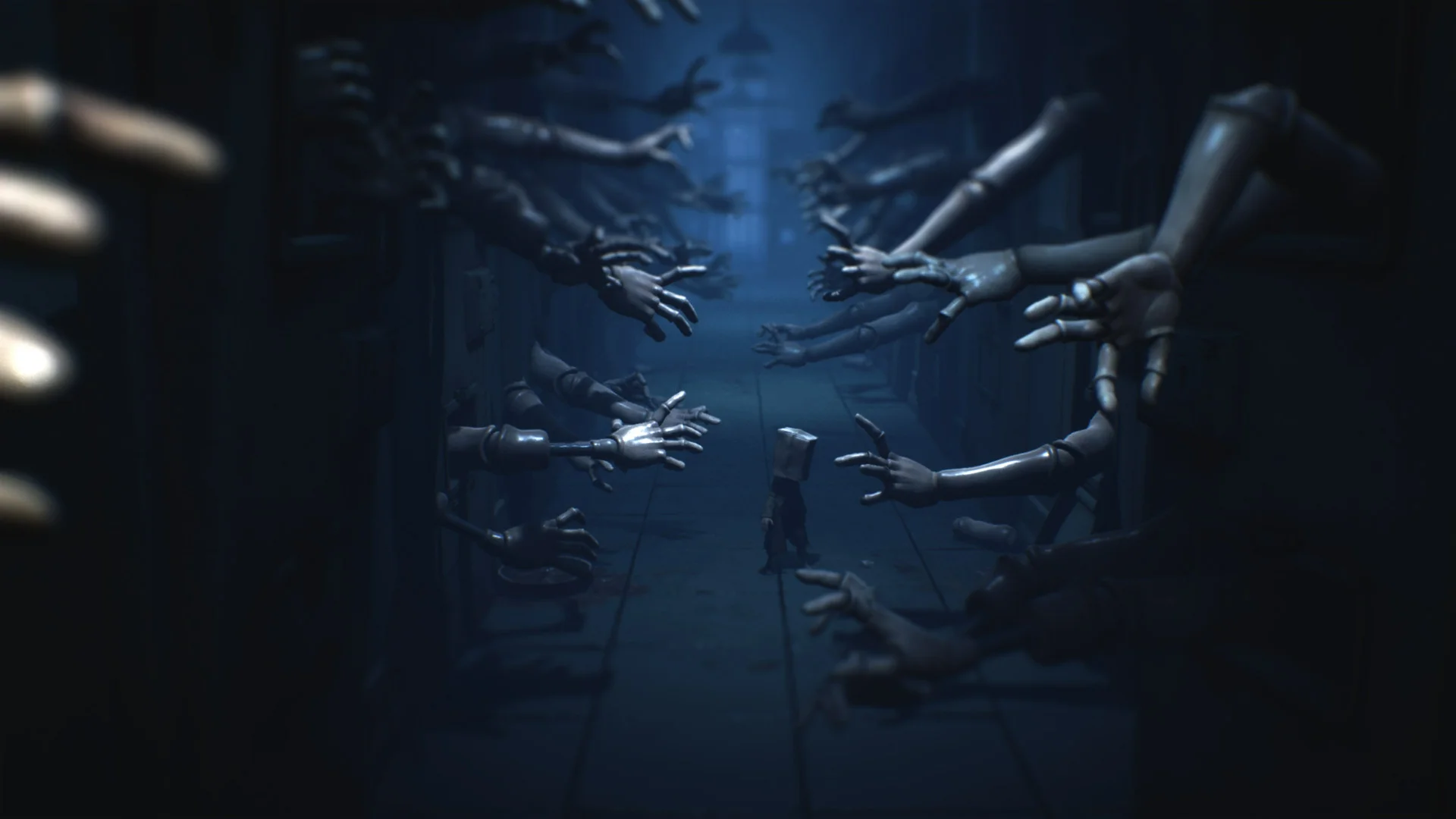 Little Nightmares Six sneaking through The Maw